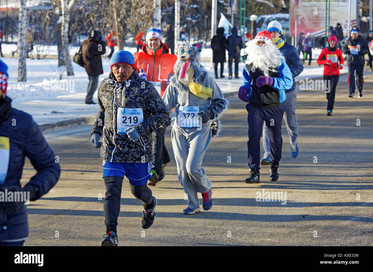 Éditorial. Omsk, Russie - 07 janvier, 2018. 27 ème hiver noël demi-marathon. Athlètes de différentes nationalités et vêtus de costumes différents Banque D'Images
