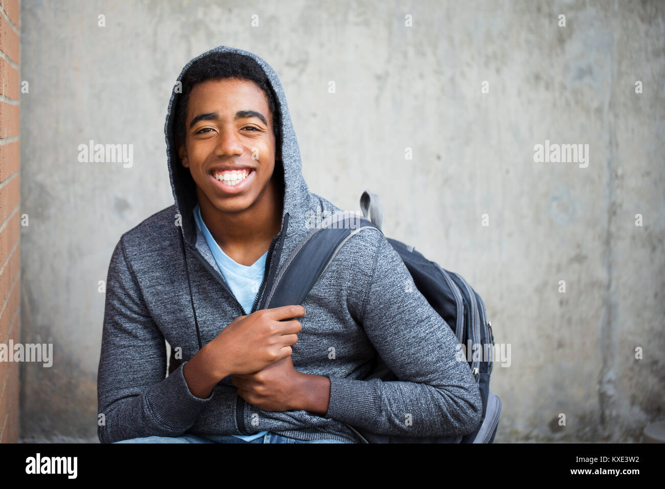 Young African American teen à l'école. Banque D'Images
