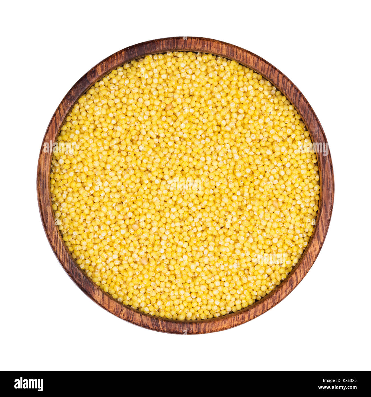 Gruau de millet dans bol en bois isolé sur fond blanc, vue du dessus Banque D'Images