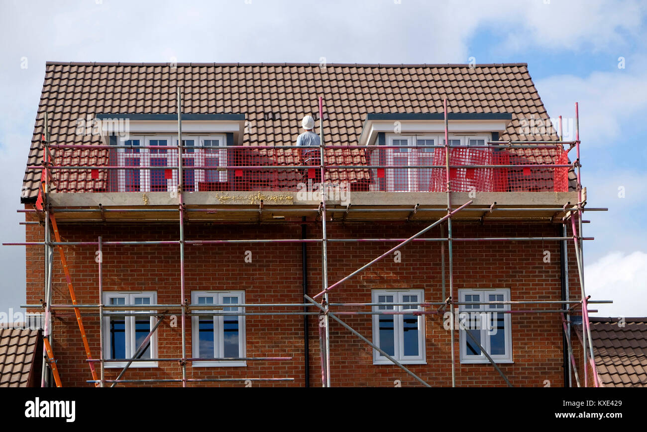 L'inspection de toit nouvelle maison individuelle, Grantham, Lincolnshire, Angleterre, RU Banque D'Images