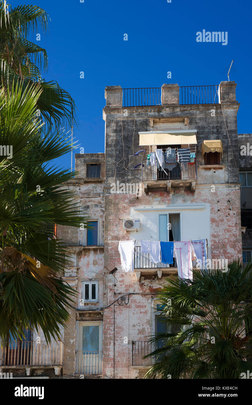 Maisons anciennes sur la Via Giuseppe Garibaldi, Vieille Ville, Tarente, Pouilles, Italie Banque D'Images