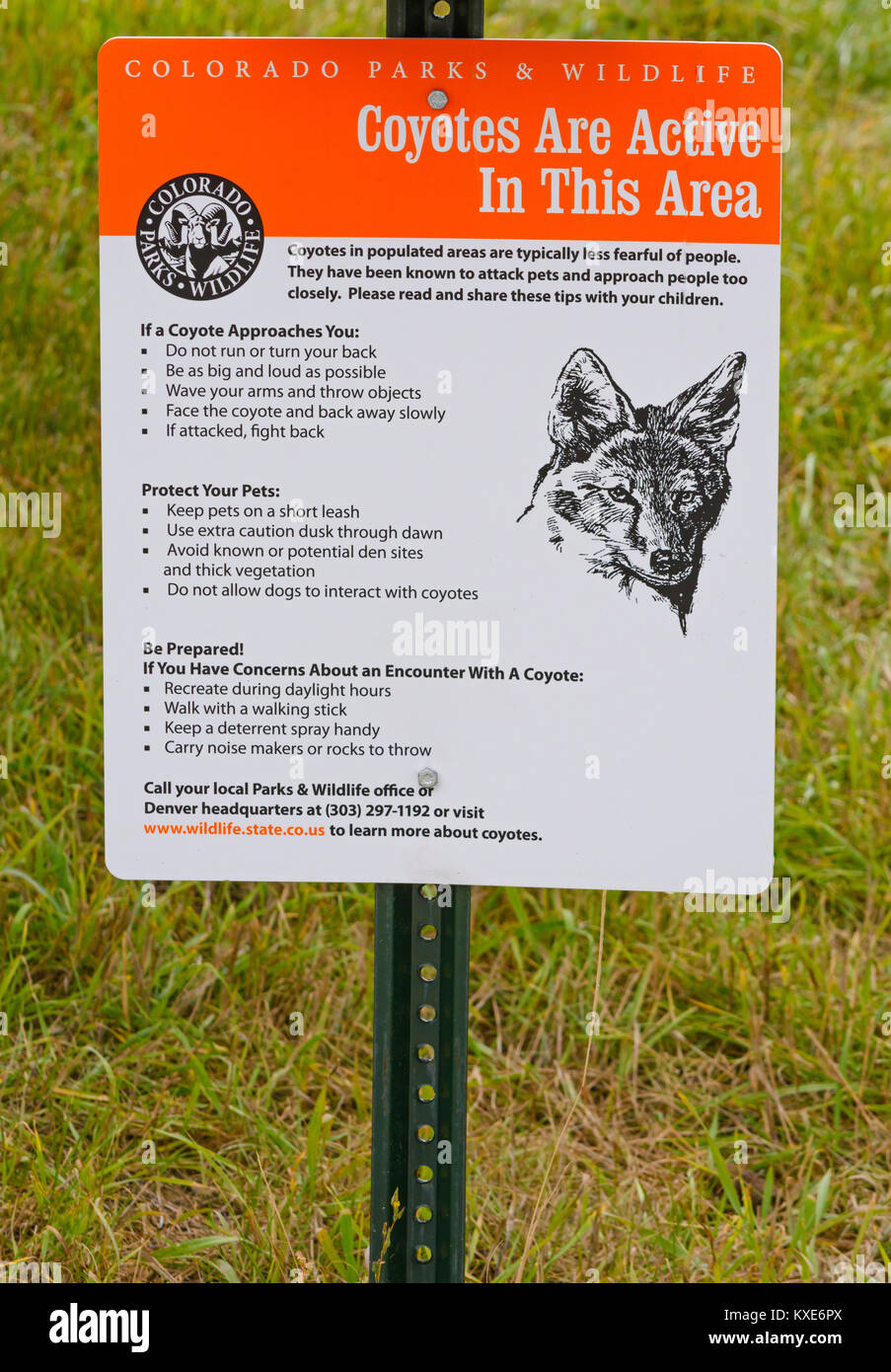 Les coyotes dans la zone panneau d'avertissement le long du sentier de randonnée, Colorado-NOUS Banque D'Images