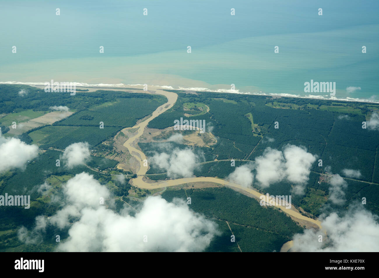 Une vue aérienne de l'embouchure du Rio réunion Savegre la côte du Pacifique, dans la province de Puntarenas, dans le sud du Costa Rica. Banque D'Images
