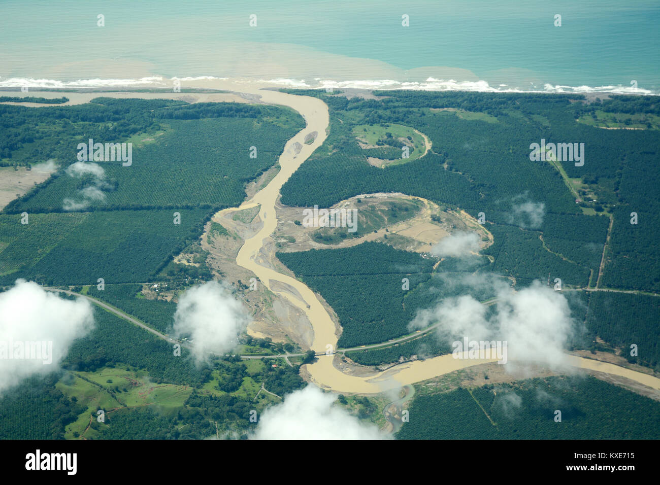 Une vue aérienne de l'embouchure du Rio réunion Savegre la côte du Pacifique, dans la province de Puntarenas, dans le sud du Costa Rica. Banque D'Images