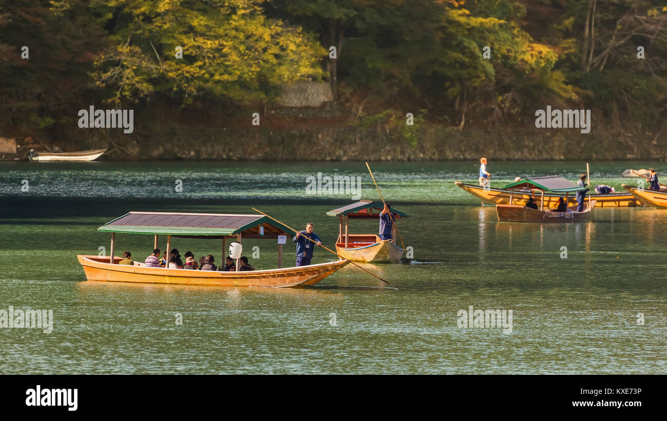 Kyoto, Japon - 19 novembre 2013 : personnes non identifiées de navigation en voile la rivière Oi pour les touristes qui se rendent dans la zone Arashiyama mouuntain Banque D'Images