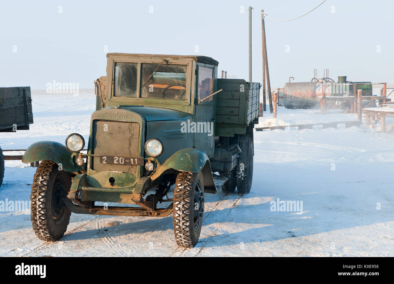 Novaïa LADOGA, dans la région de Leningrad, RUSSIE - FÉVRIER 16,2013 : vieux camion de l'armée soviétique de la DEUXIÈME GUERRE MONDIALE. À l'extérieur à l'hiver Banque D'Images