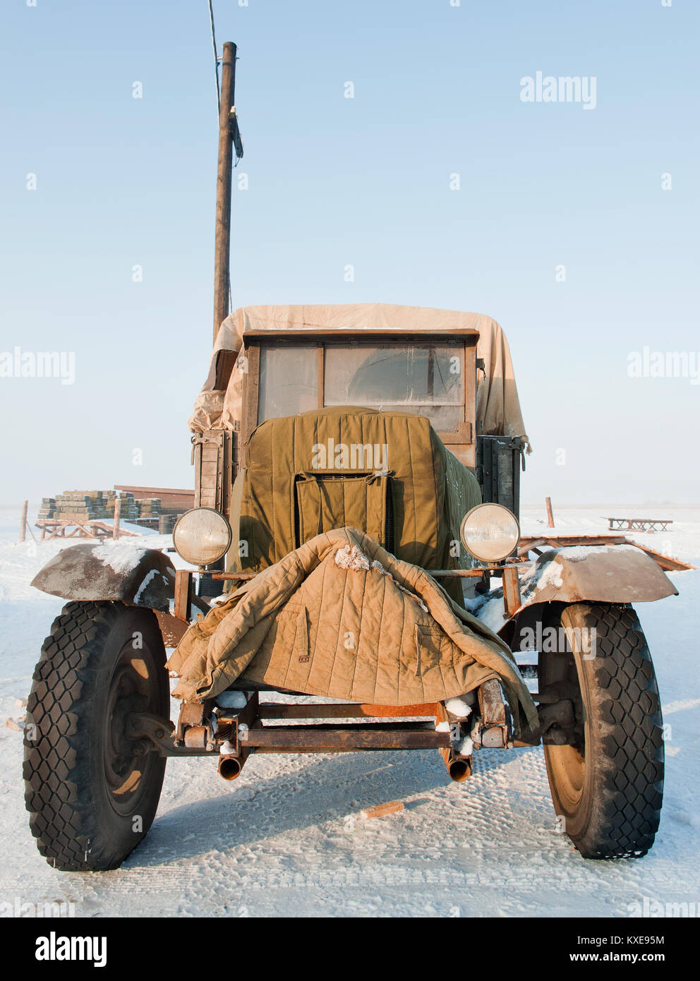 Vieux camion de l'armée soviétique de la DEUXIÈME GUERRE MONDIALE. À l'extérieur à l'hiver Banque D'Images