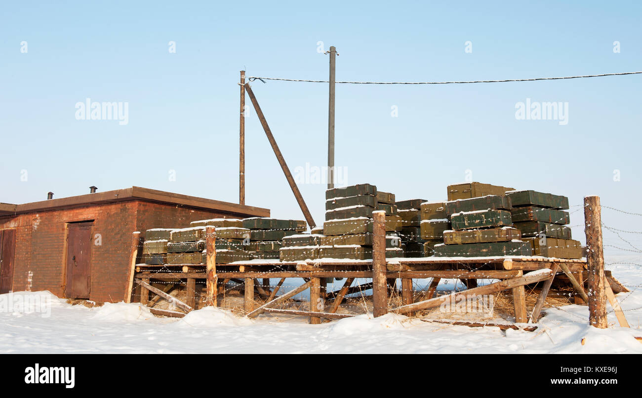 Magasin de munitions et d'explosifs militaires derrière les barbelés à l'extérieur en hiver Banque D'Images
