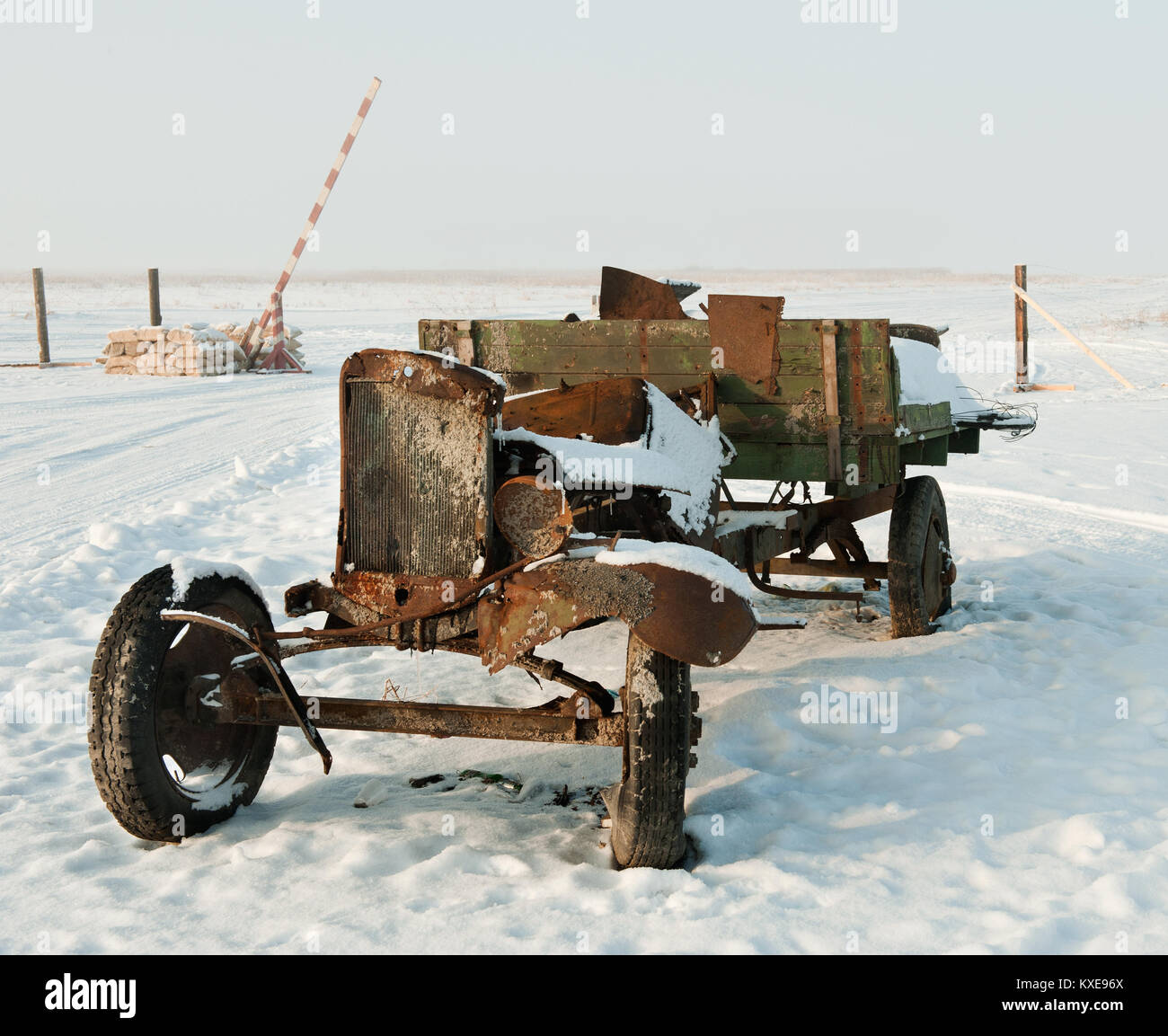 Camion brûlé la seconde guerre mondiale : vieux camion de l'armée soviétique de la DEUXIÈME GUERRE MONDIALE. À l'extérieur à l'hiver Banque D'Images
