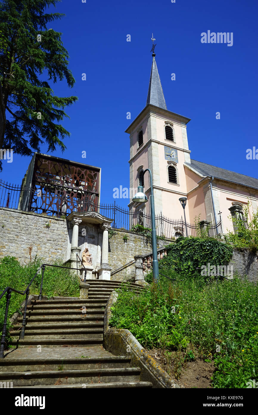 MONDORF-LES-BAINS, LUXEMBOURG - CIRCA AOÛT 2016 église paroissiale sur la colline Banque D'Images