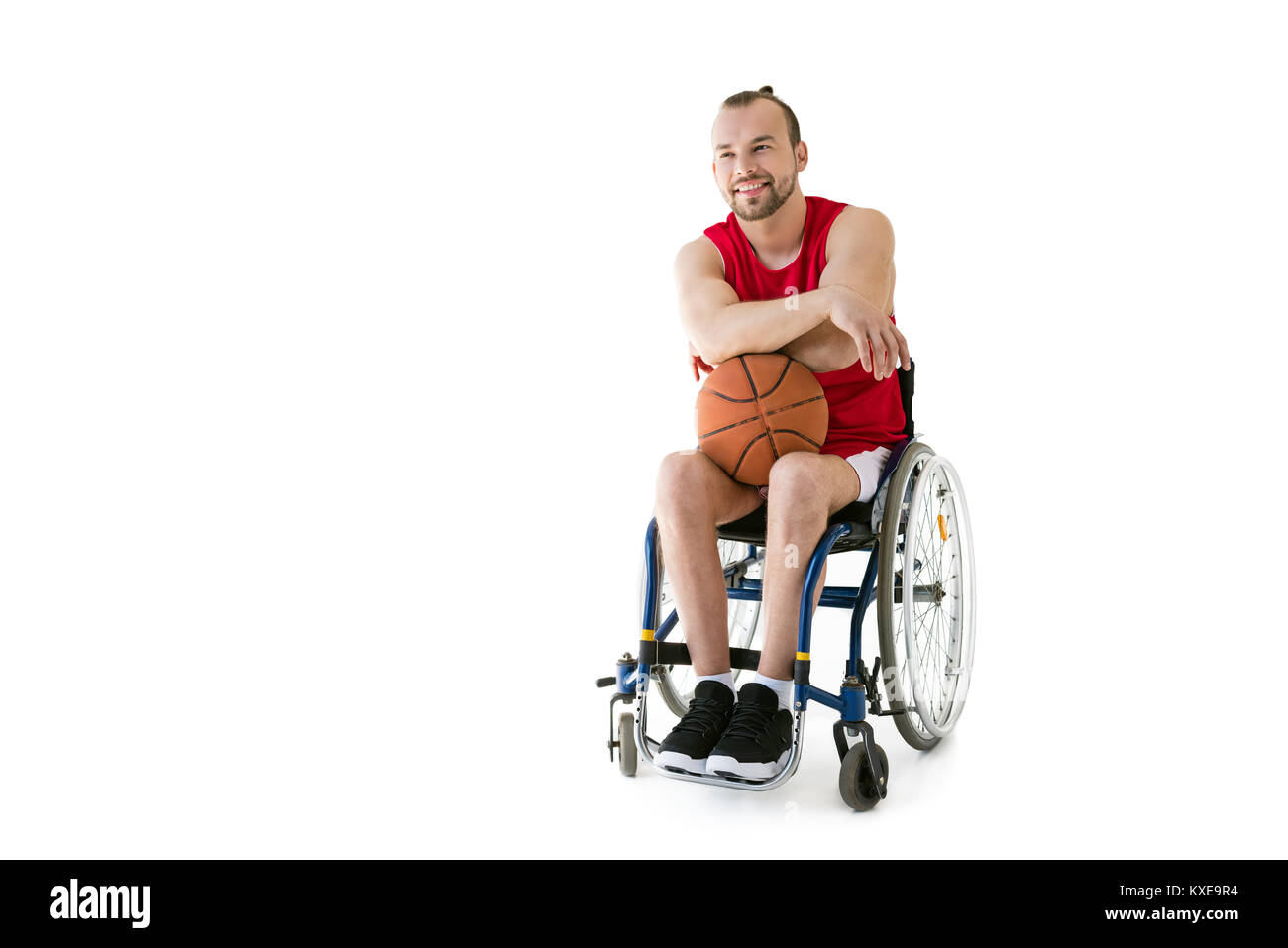 Sportsman en fauteuil roulant avec le basket-ball ball Banque D'Images