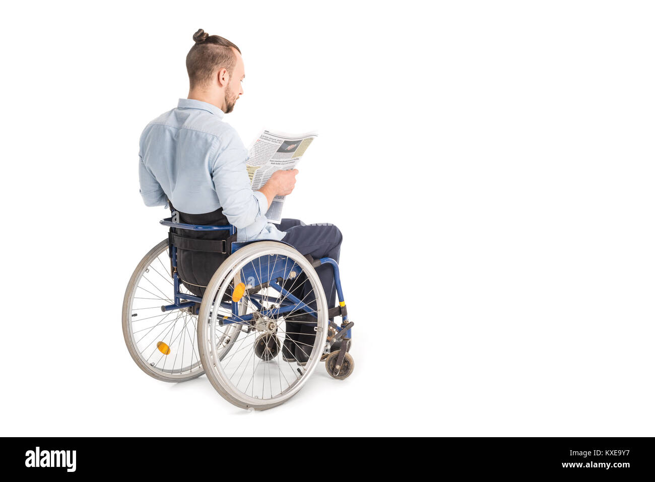 Homme handicapé avec du papier journal Banque D'Images
