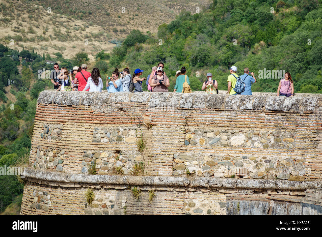 GRANADA, ESPAGNE- le 24 juin 2016 : des personnes non identifiées, prendre des photos sur la tête d'une des tours de l'Alhambra famouse à Grenade, Espagne Banque D'Images