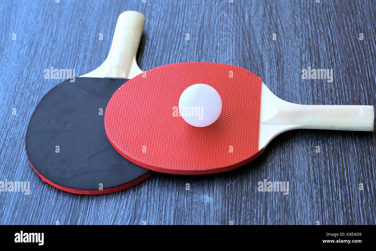 Balle blanche et paire de raquettes de tennis de table ou balle blanche et  paire de raquettes de ping-pong Photo Stock - Alamy