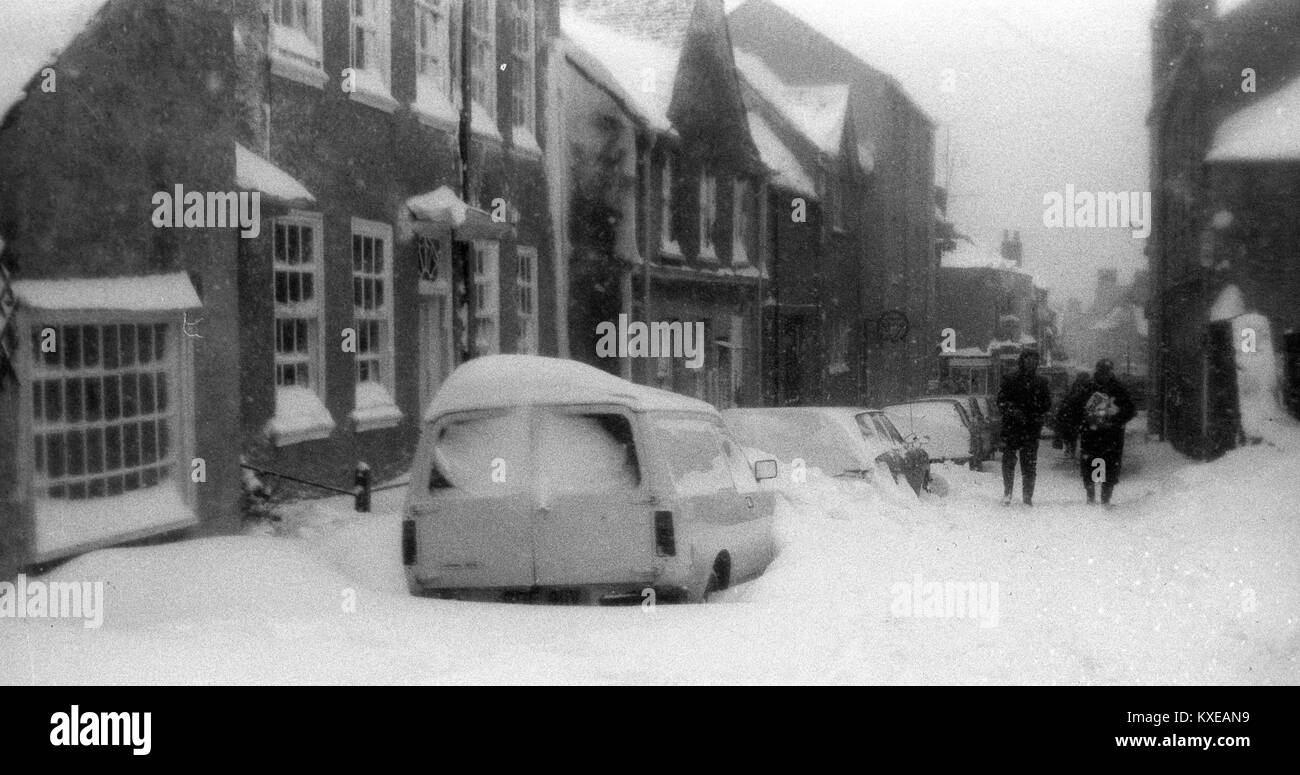 Une voiture abandonnée dans Wotton-Under-Edge, Gloucestershire, comme la Grande-Bretagne continue à frissonner dans les eaux glacées de l'emprise de l'hiver. Banque D'Images