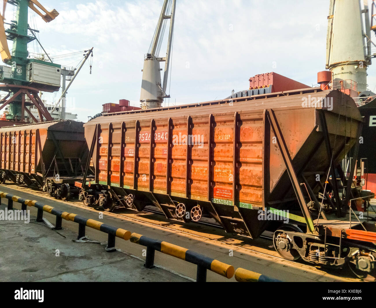 Novorossiysk, Russie - le 20 août 2017 : le transport de wagons dans le port industriel. Trémies Wagons Banque D'Images