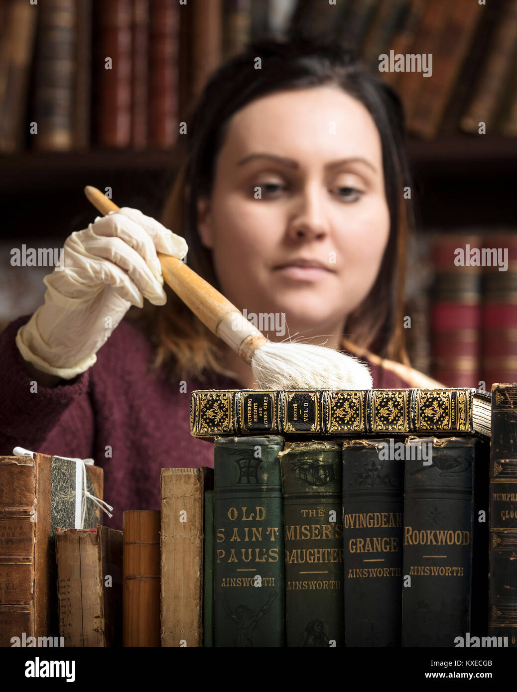 Museum Manager Chloe poussières Simm 1847 premier ajout de Hurlevent par Emily Bronte comme le Bronte Parsonage Museum ferme ses portes au public pour des travaux de conservation et d'entretien annuel, dans Haworth West Yorkshire. Banque D'Images
