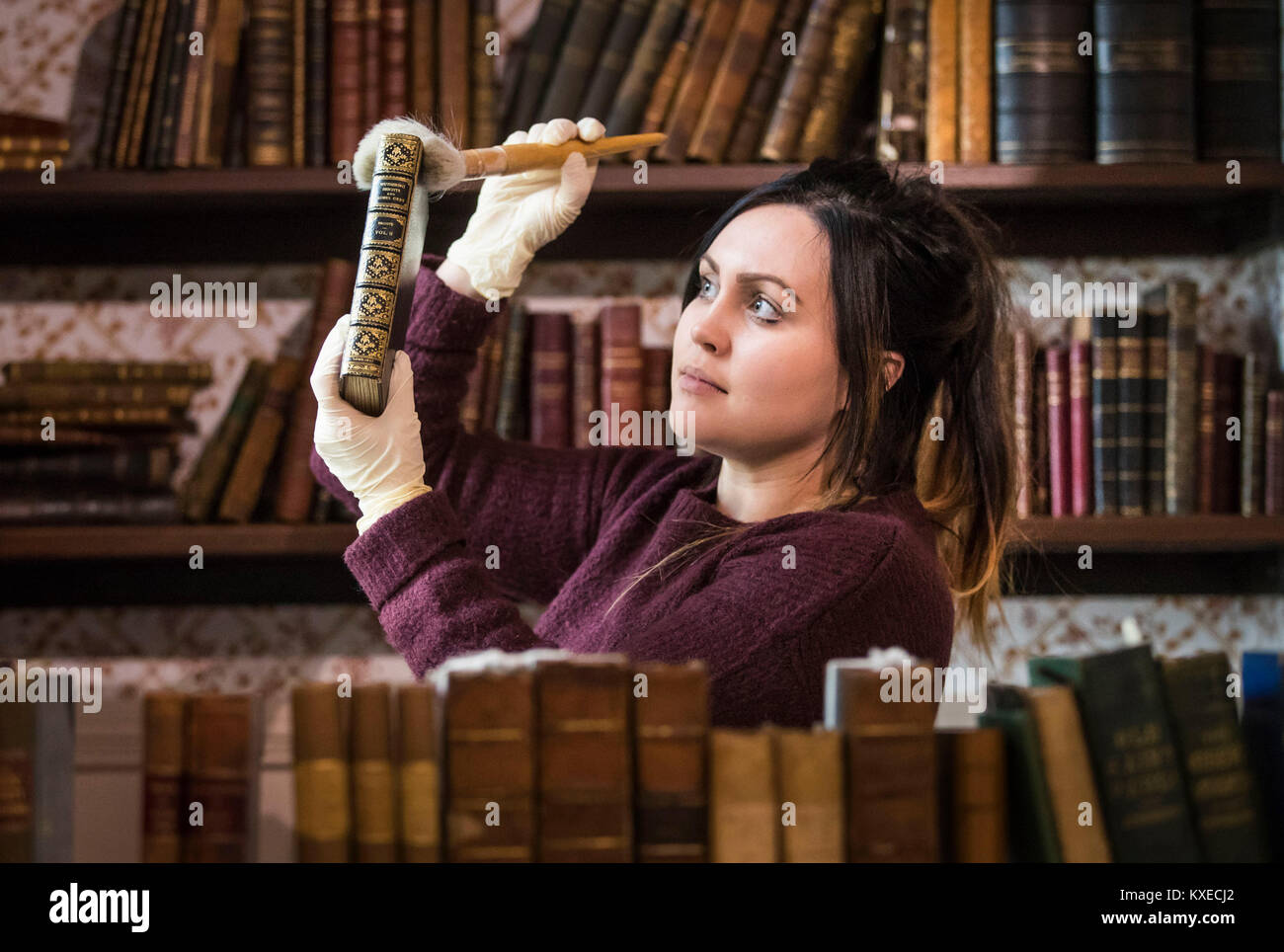 Museum Manager Chloe poussières Simm 1847 premier ajout de Hurlevent par Emily Bronte comme le Bronte Parsonage Museum ferme ses portes au public pour des travaux de conservation et d'entretien annuel, dans Haworth West Yorkshire. Banque D'Images