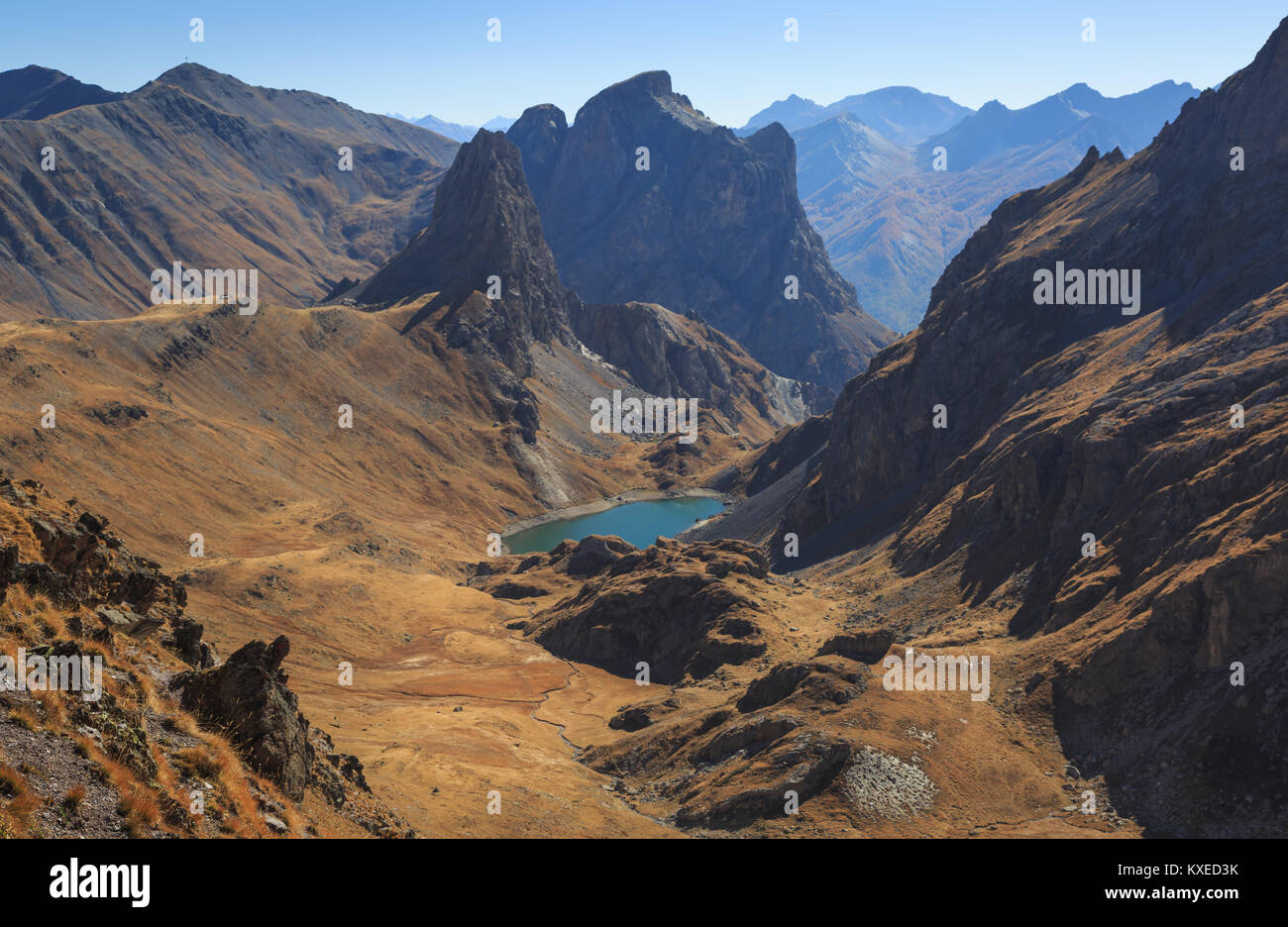 Une vallée dans les Alpes françaises au cours d'une journée claire en automne. Banque D'Images