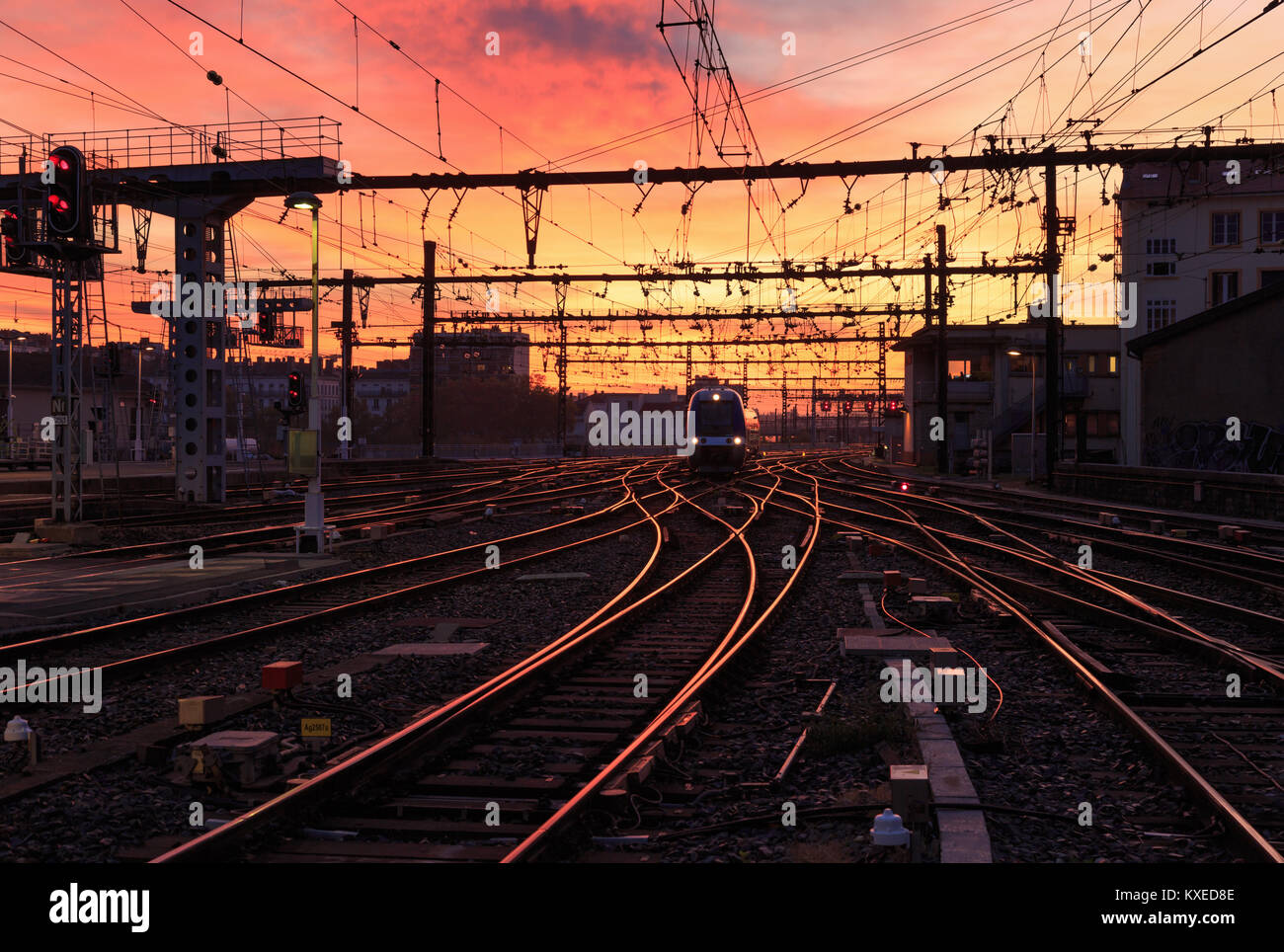 Un train sur la voie ferrée pendant le lever du soleil. La gare de Part-Dieu, Lyon, France. Banque D'Images