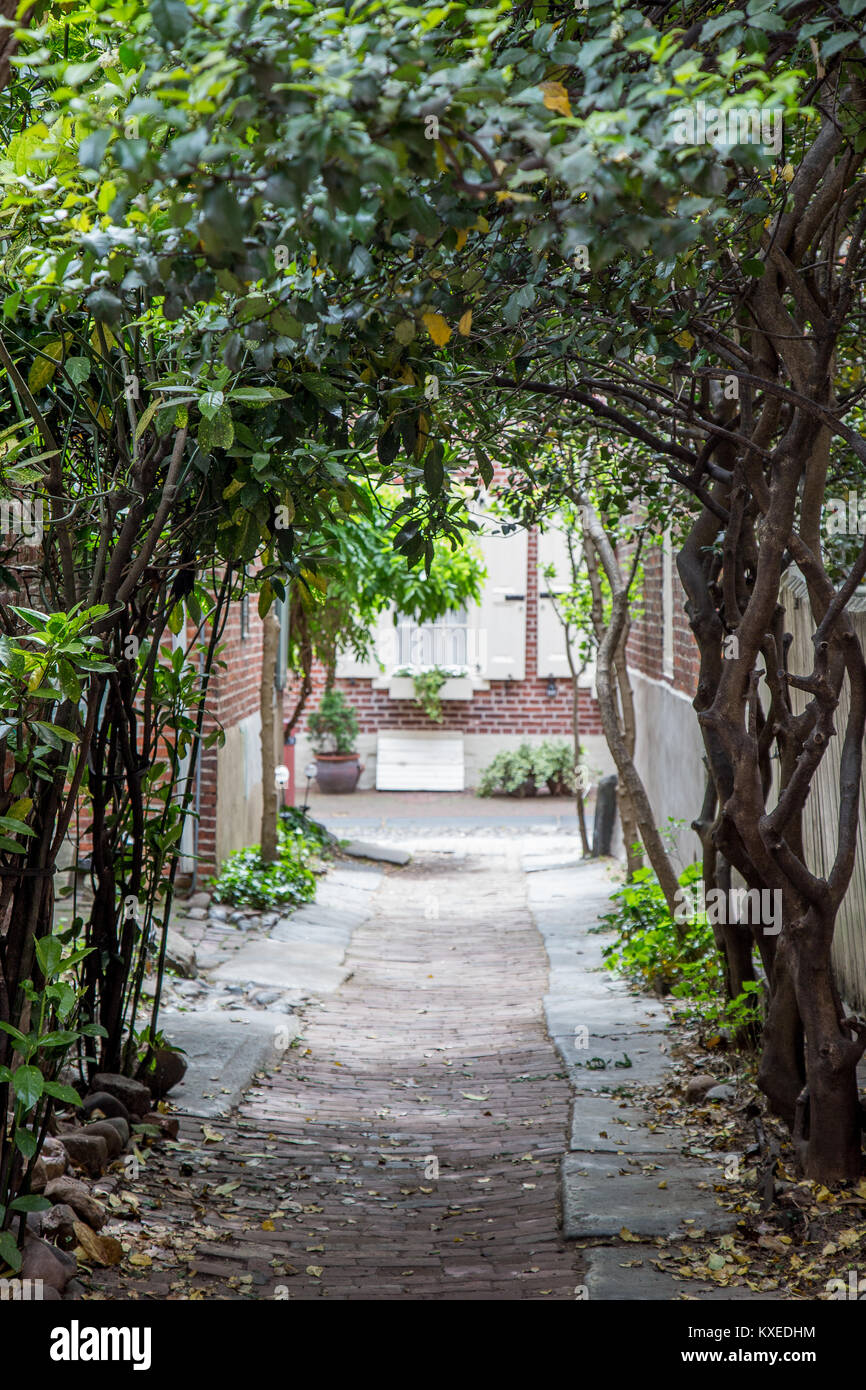 Allée pavée de Philadelphie dans la section Historic Society Hill. Banque D'Images
