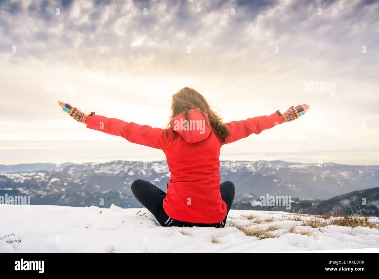 Female hiker sur sommet de montagne couverte de neige. Mode de vie actif d'hiver Banque D'Images