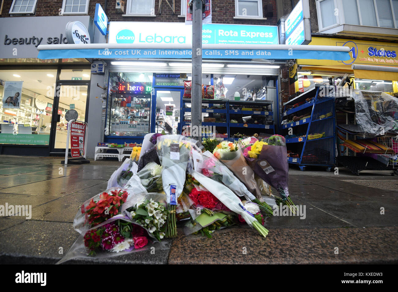 Hommages à l'extérieur d'une boutique sur Broadway à Mill Hill, au nord de Londres, où une enquête pour meurtre a été lancé après l'employé de magasin Vijay Patel a été mortellement attaqué dans une ligne plus de papiers à cigarettes. Banque D'Images