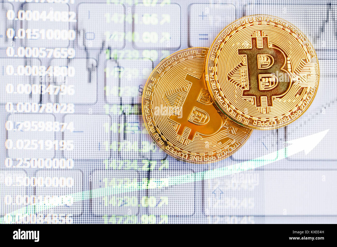 Pièces de monnaie Bitcoin, cryptocurrency monnaie virtuelle décentralisée.La croissance des crédits avec les graphiques et la hausse des touches Banque D'Images