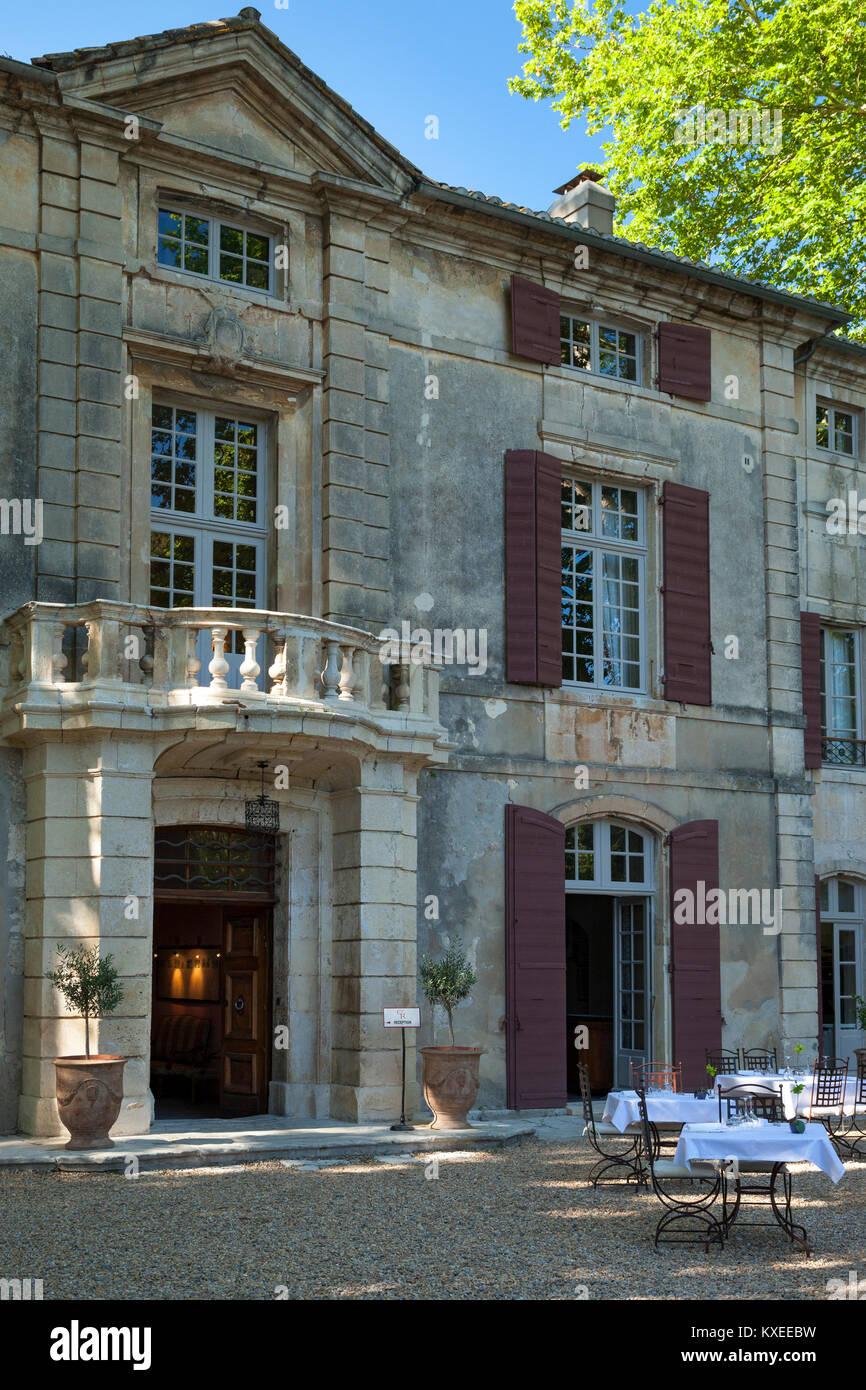 Des tables pour le dîner au château Roussan près de Saint Remy de Provence France Banque D'Images