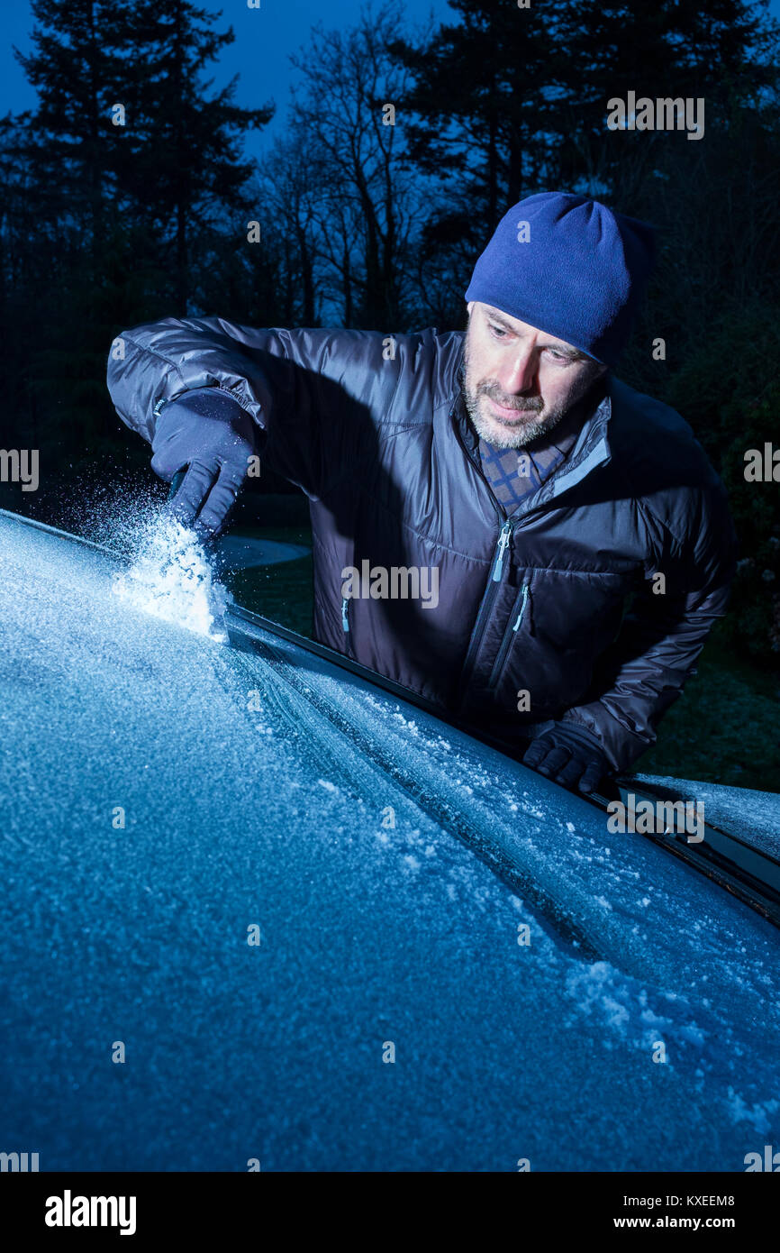 Voiture congelé le dégivrage du pare-brise, glace fond Photo Stock - Alamy
