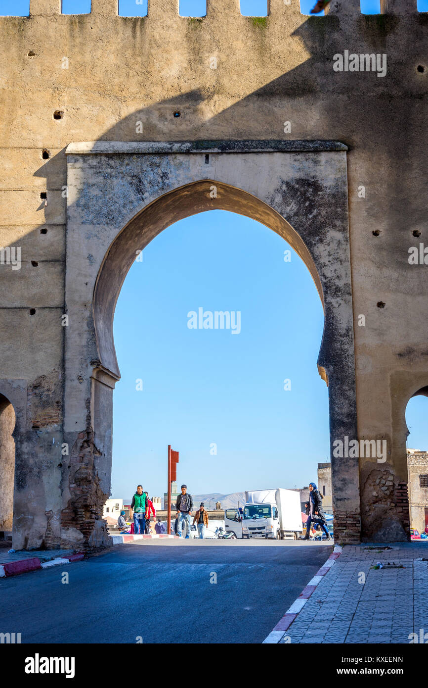 Fes, MAROC - 10 DÉCEMBRE : ancienne porte de Fès médina, vieille ville. Décembre 2016 Banque D'Images