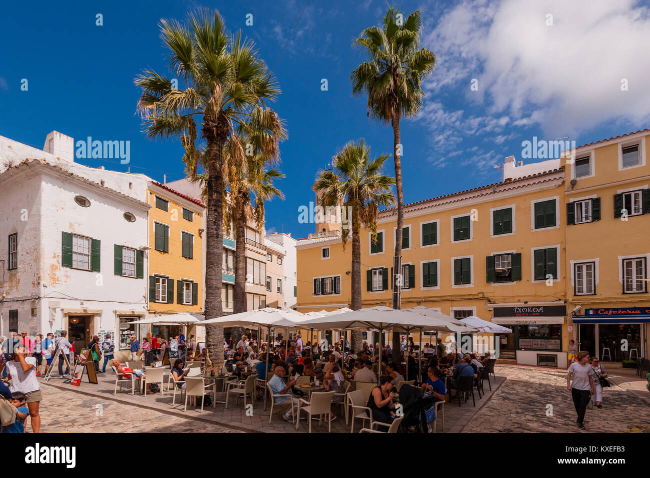 Les gens assis dehors dans un bar cafe à Mahon , Menorca , Baléares , Espagne Banque D'Images