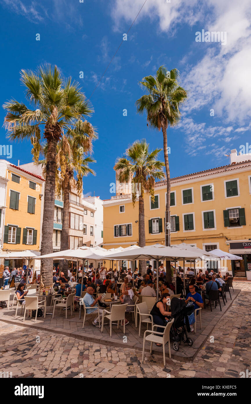 Les gens assis dehors dans un bar cafe à Mahon , Menorca , Baléares , Espagne Banque D'Images