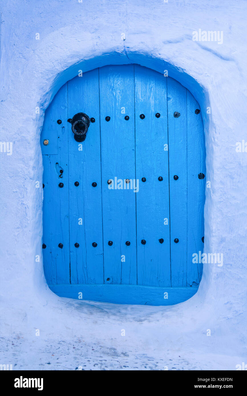 Peint bleu poudre traditionnelle façade de maison et porte dans la Médina historique de Chefchaouen, Maroc Banque D'Images