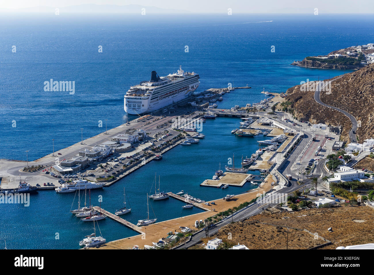 Navire de croisière Norwegian Spirit contre le paysage de l'île grecque. Bateau de vacances des Cyclades amarré au port de Mykonos. Banque D'Images