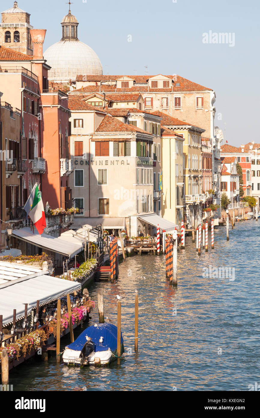 Grand Canal dans le sestiere de Cannaregio, au crépuscule, Venise, Italie avec l'Hôtel Continental et de restaurants en plein air de l'hôtel Principe. La brume du soir. Banque D'Images