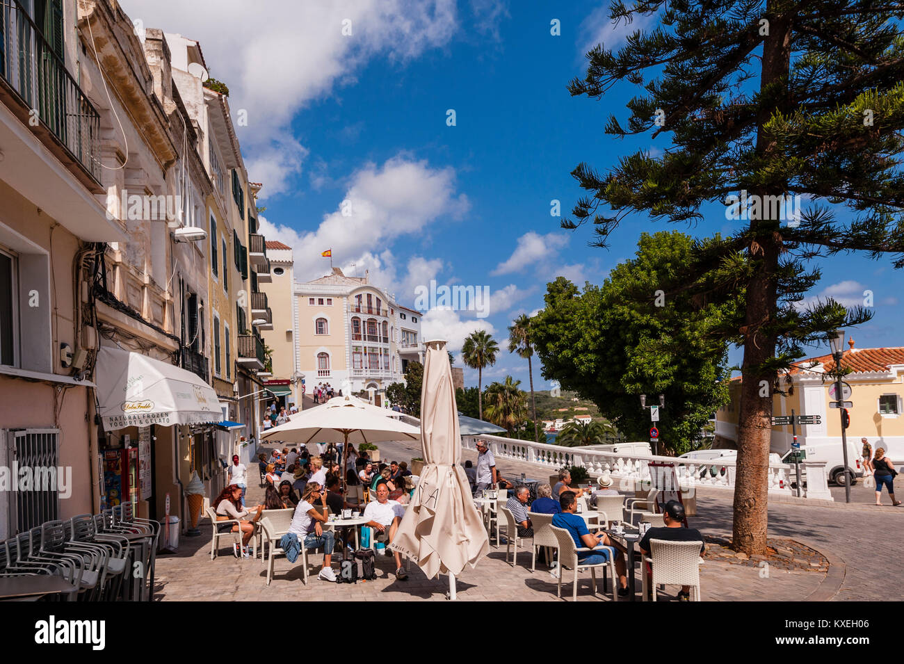Les gens assis dehors dans un bar cafe à Mahon , Menorca , Baléares , Espagne Banque D'Images