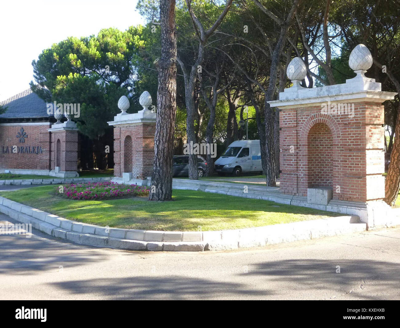 Alcobendas, dans la communauté autonome de Madrid, en Espagne, comprend le quartier résidentiel de la Moraleja, connu pour ses maisons haut de gamme, ses équipements modernes et son développement urbain. Banque D'Images