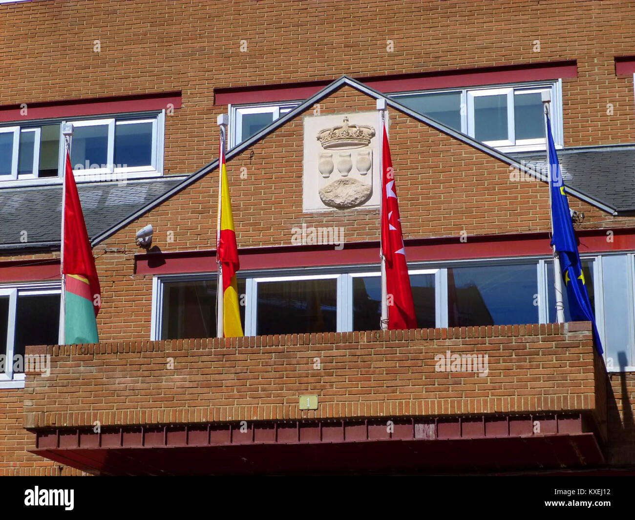 Cette image montre le bâtiment Ayuntamiento (hôtel de ville) à Alcorcón, en Espagne, avec des caractéristiques telles que la conception symétrique, l'entrée formelle, la fonction administrative et l'identité municipale. Banque D'Images