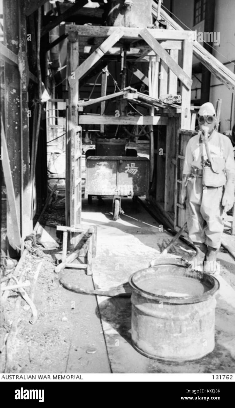 Une photographie historique montrant la hotte de remplissage du stockage 'c' dans l'ancien arsenal de la 2e armée de Tokyo, au Japon, où les munitions et les matériaux chimiques ont été traités au milieu du XXe siècle. Banque D'Images