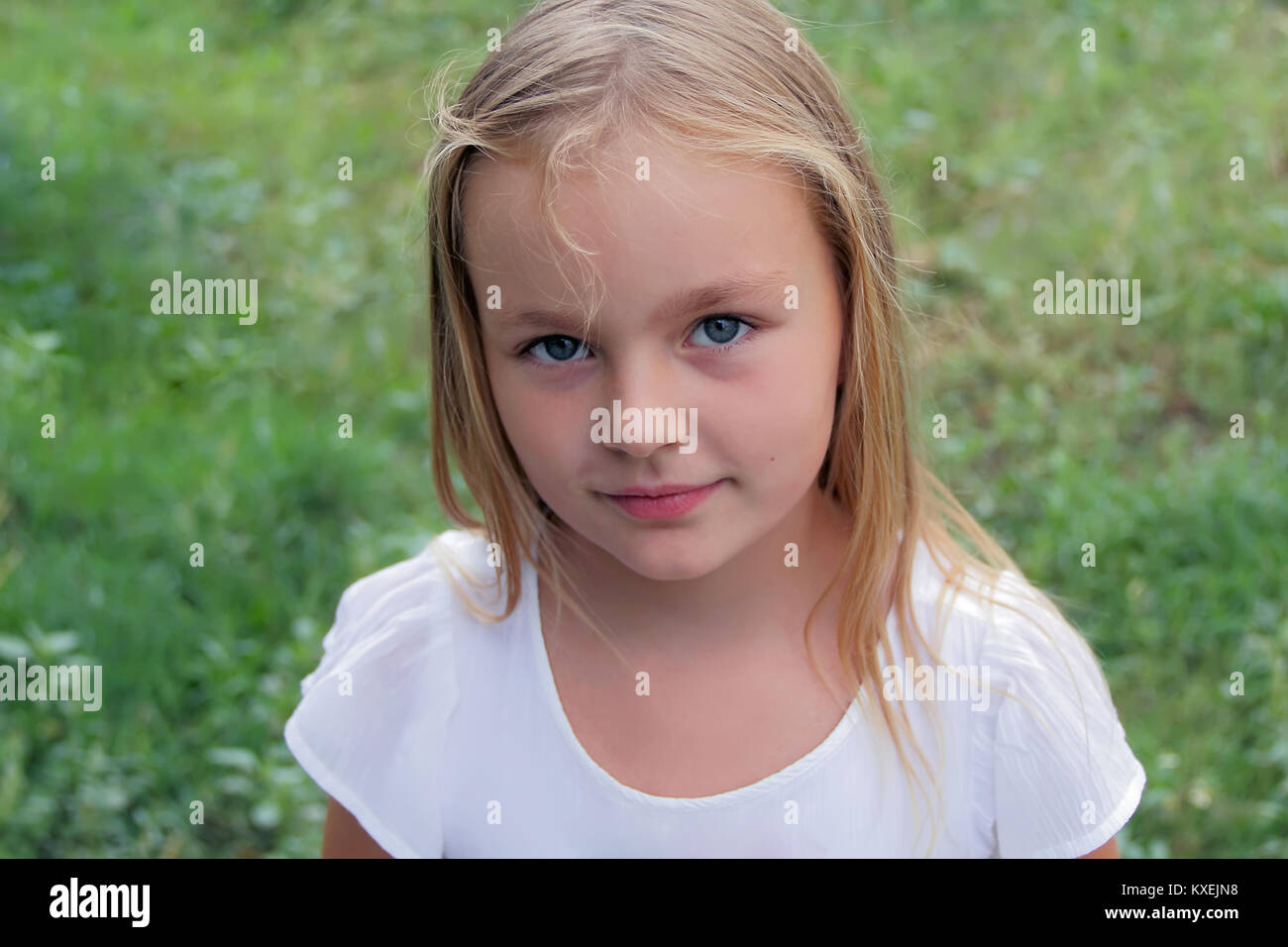 Belle jeune fille aux yeux bleus Banque de photographies et d’images à