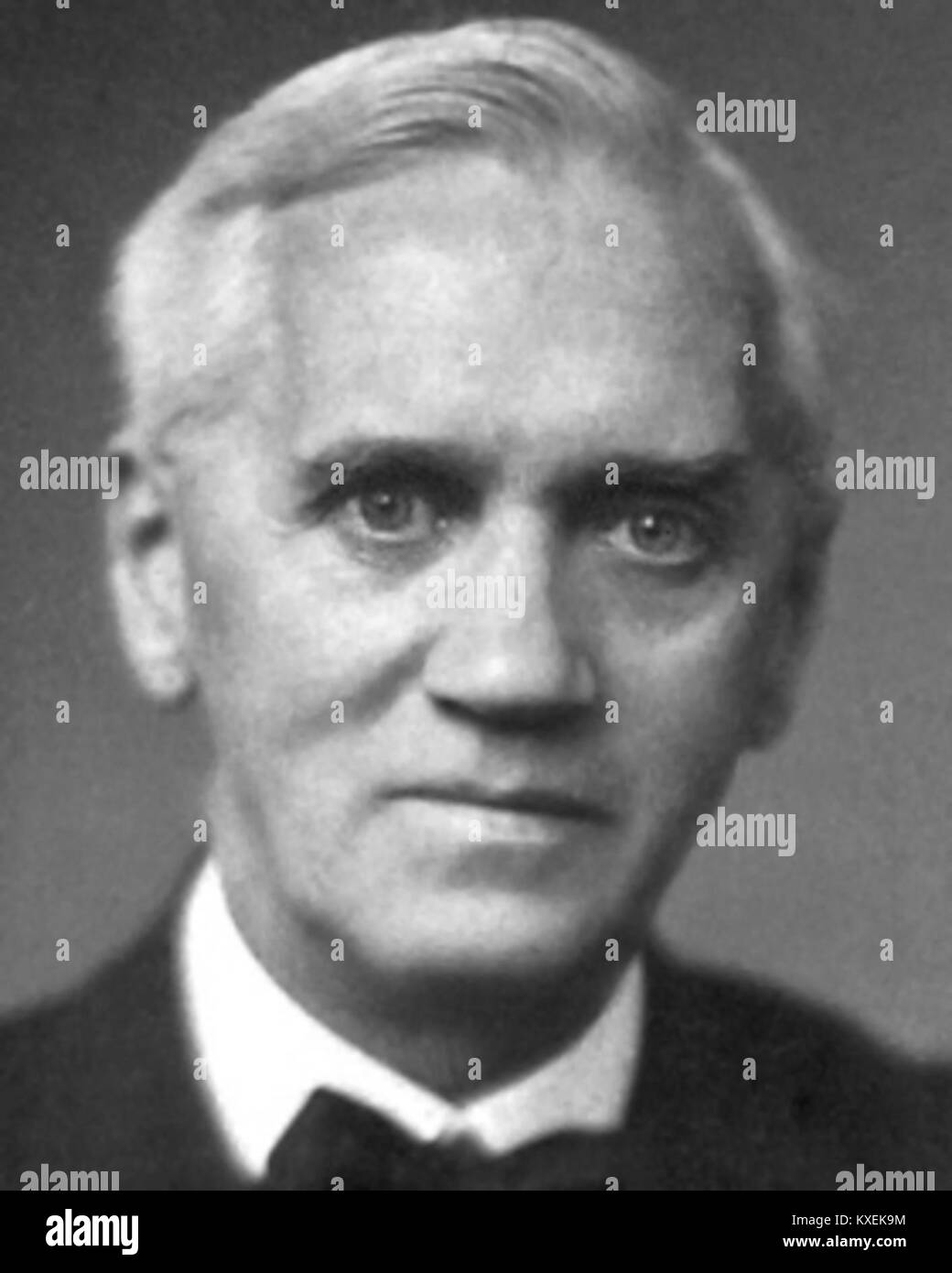 Une photographie d'Alexander Fleming prise en 1945, mettant en évidence le scientifique britannique connu pour avoir découvert la pénicilline et ses contributions à la microbiologie et à la médecine. Banque D'Images