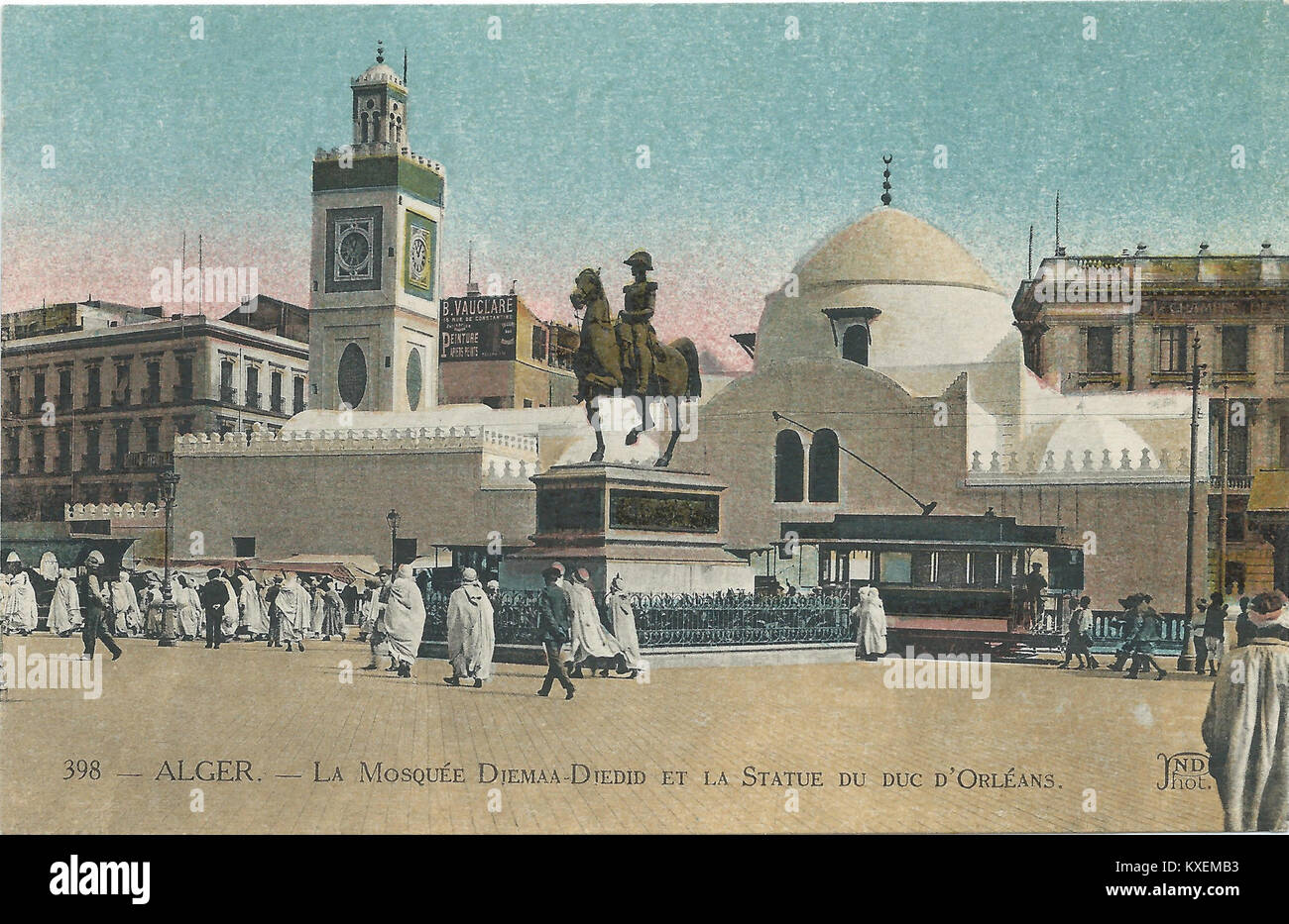 Cette image historique montre la mosquée d'Alger et la statue du duc d'Orléans, monuments importants en Algérie. La mosquée est un exemple d'architecture islamique, tandis que la statue commémore une figure française éminente. Banque D'Images