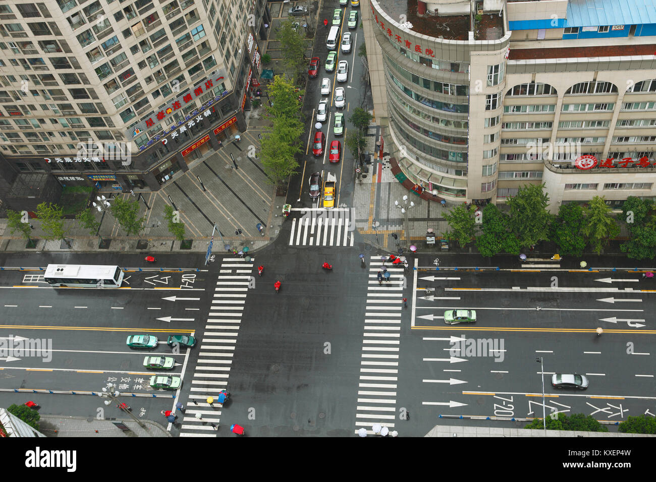 Croisée des chemins d'en haut entre les gratte-ciel, Chengdu, Sichuan, Chine Banque D'Images