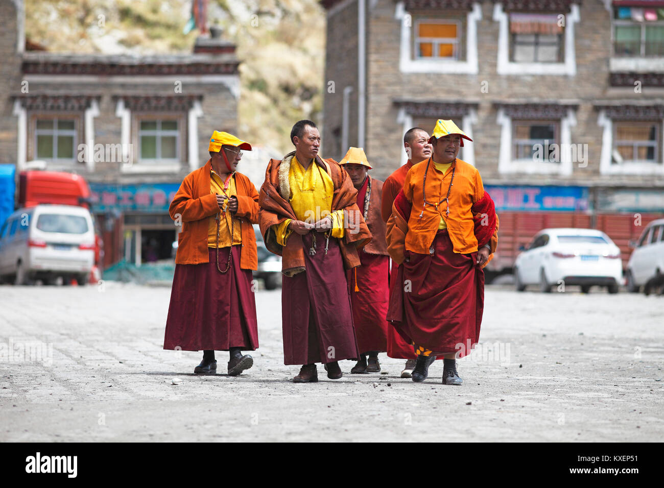 Les moines bouddhistes, Tagong, district autonome de Garzê tibétains, Sichuan, Chine Banque D'Images