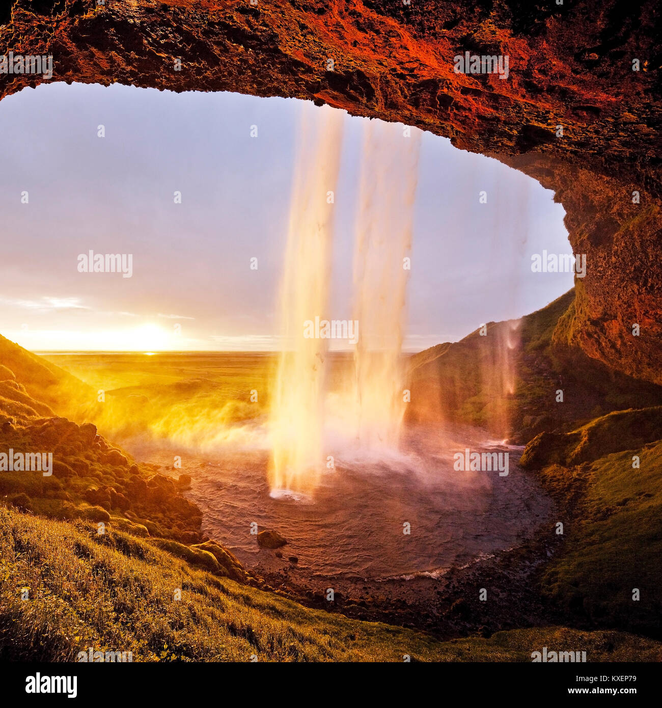 Cascade de Seljalandsfoss dans la lumière arrière, Seljalandsa river, île du sud de l'île, Banque D'Images