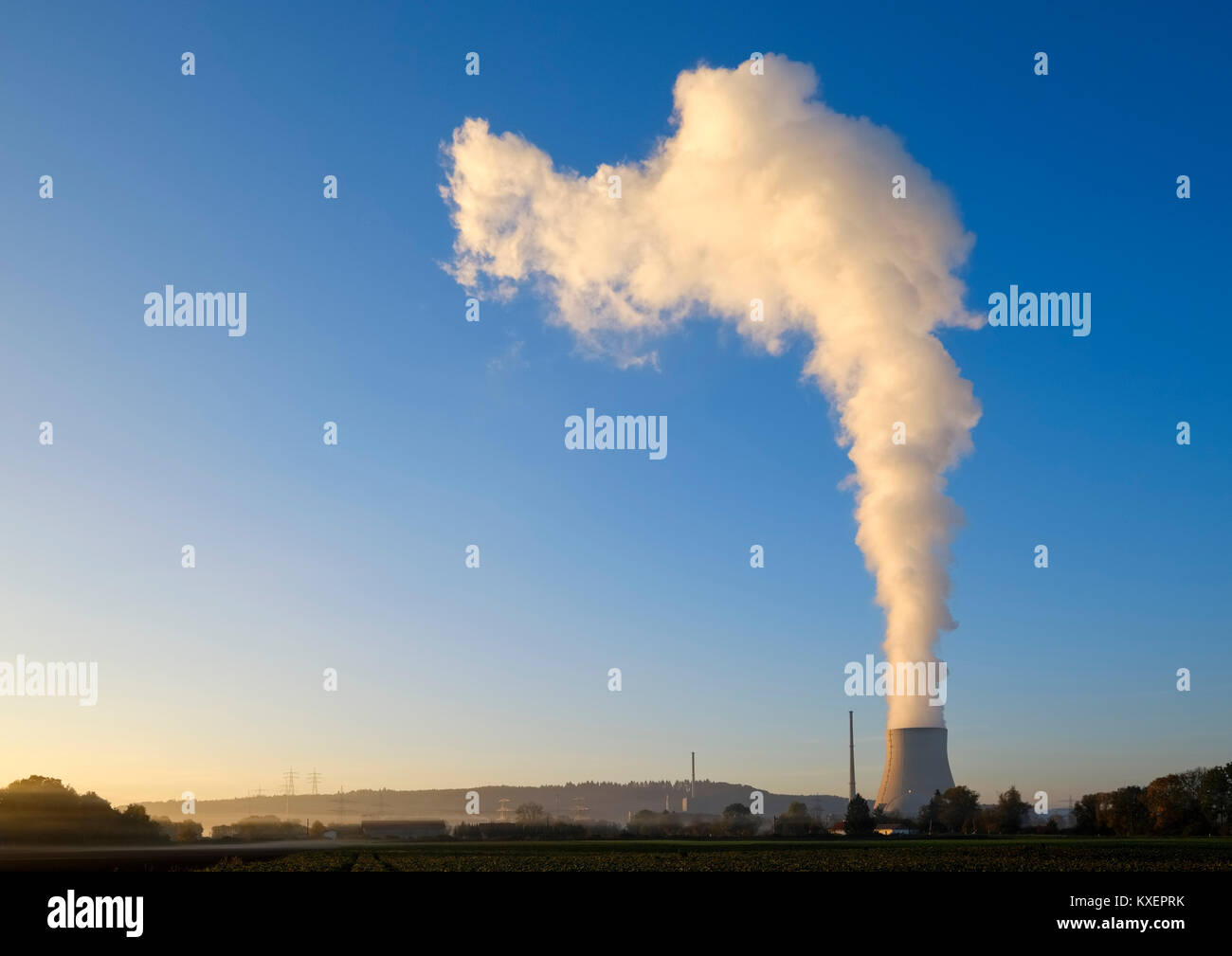 Lever du soleil,nuclear power plant Isar,Ohu,inférieure Bavaria Bavaria,Allemagne, Banque D'Images