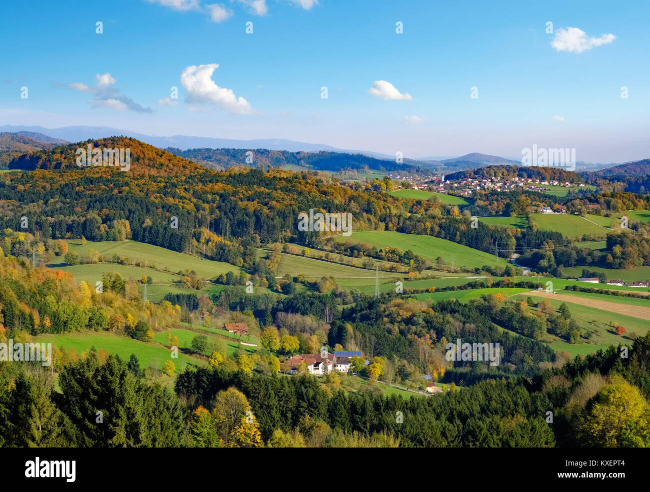 Vue de Perlesreut à l'ouest avec Kumreut,village,forêt de Bavière Haute-bavière,Bavière, Allemagne Banque D'Images