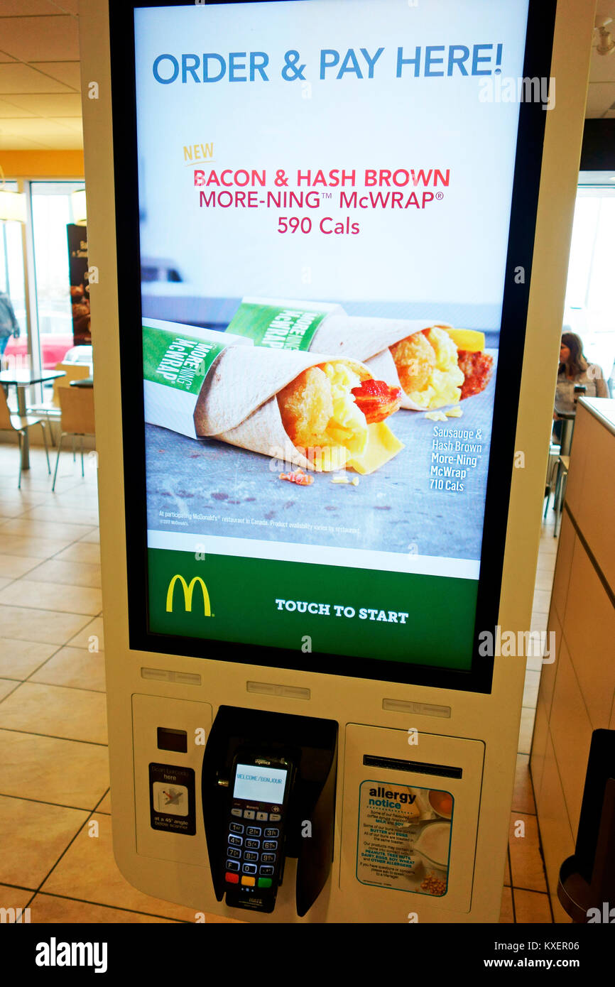 Commander et payer au MCDONALD'S station Banque D'Images