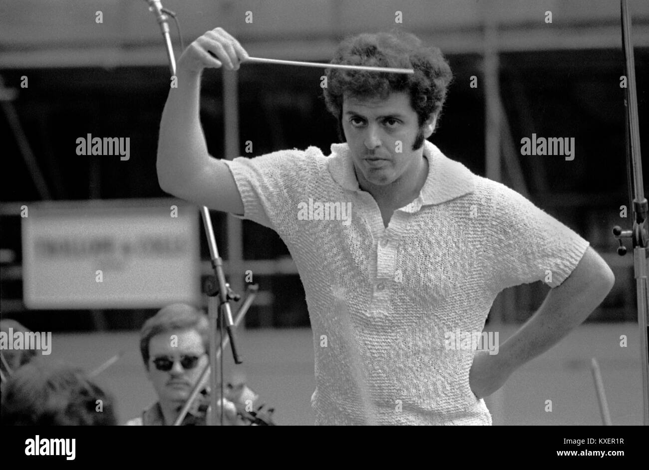 Daniel Barenboim portrait direction répétition RPO Royal Philharmonic Orchestra Londres 1970s 1976 Royaume-Uni HOMER SYKES Banque D'Images